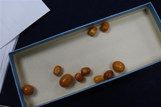 A single strand graduated oval amber bead necklace, with loose beads, gross weight 38 grams, 48cm.